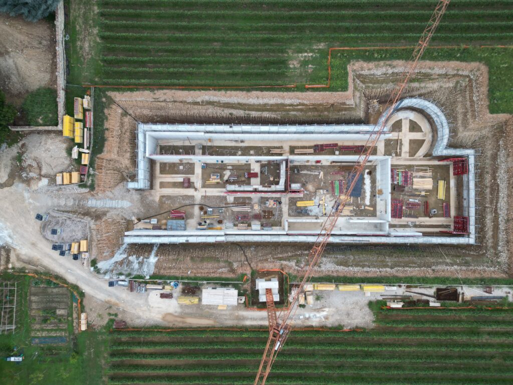 Cantiere cantina ad Adro: vani in cemento e vasca circolare, ripresa dal nadir