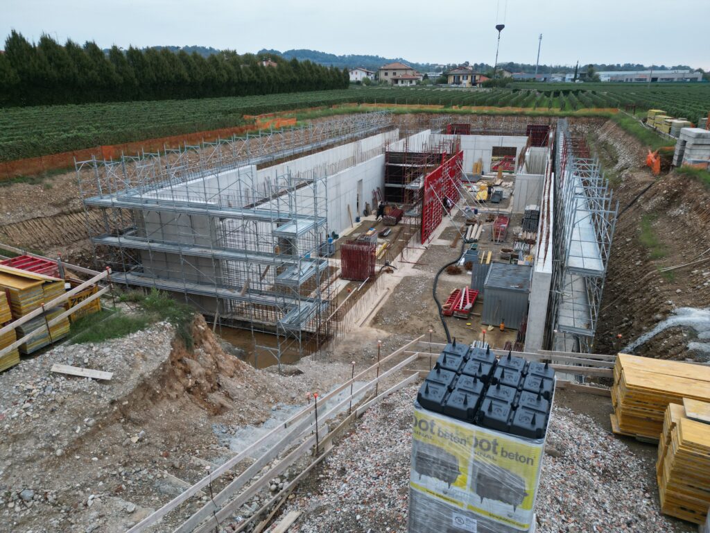 Cantiere cantina ad Adro: casseratura e ponteggio sul fronte della struttura