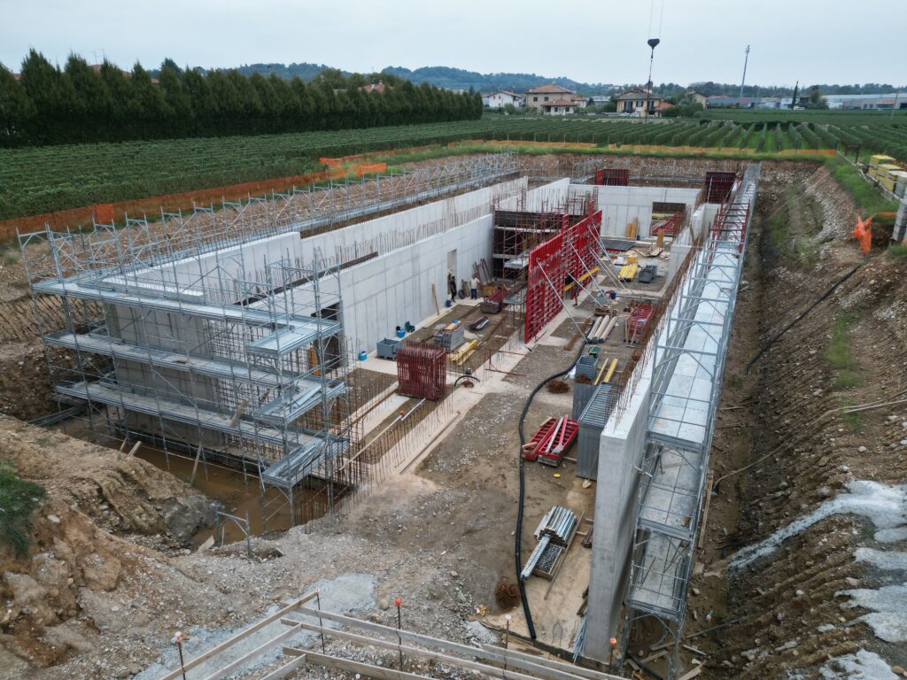 Cantiere cantina ad Adro: interno della struttura in cemento armato