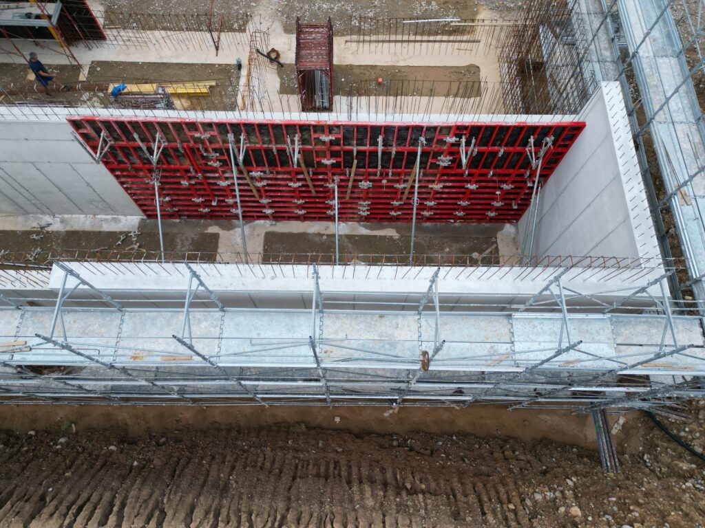 Cantiere cantina ad Adro: pannelli di casseratura rossi sull’intradosso
